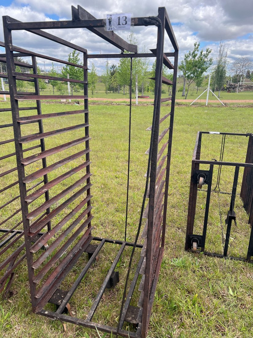 Lote 13: CARRO DE HIERRO MUY FUERTE PARA COLOCAR BANDEJAS RUEDAS DE ACERO