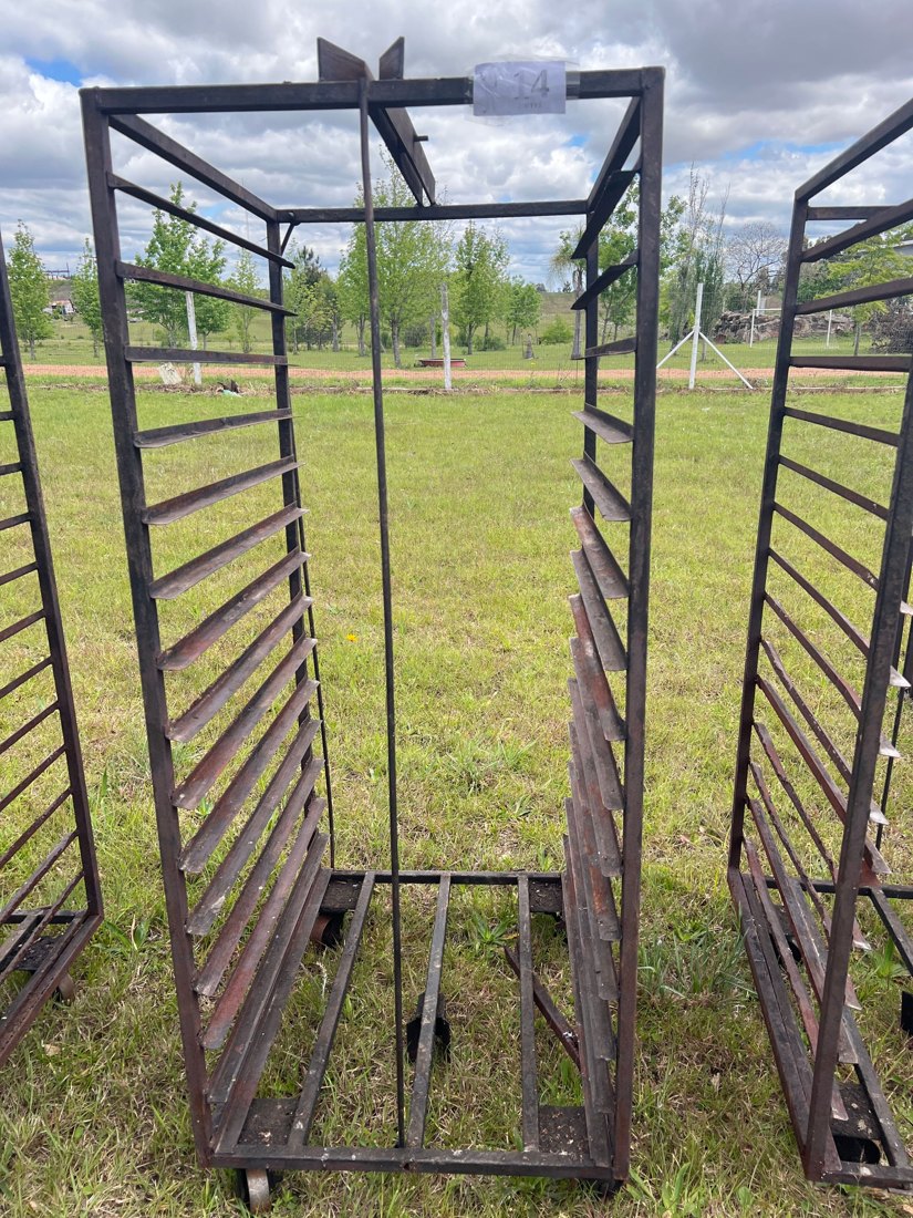 Lote 14: CARRO DE HIERRO MUY FUERTE PARA COLOCAR BANDEJAS RUEDAS DE ACERO