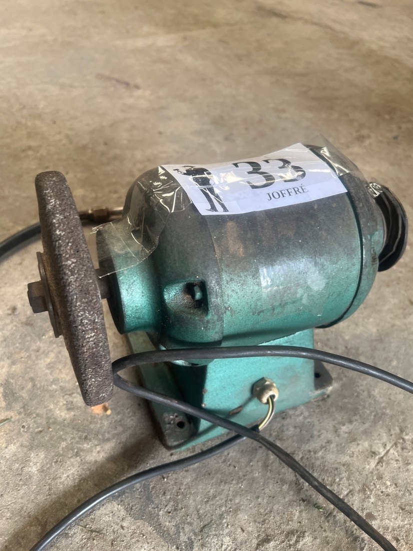 Lote 33: MOTOR CON PIEDRA