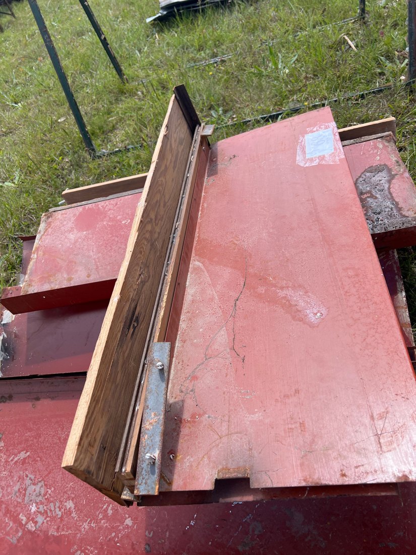Lote 68: ESTANTERIAS METALICAS CON REPARO DE PINOTEA