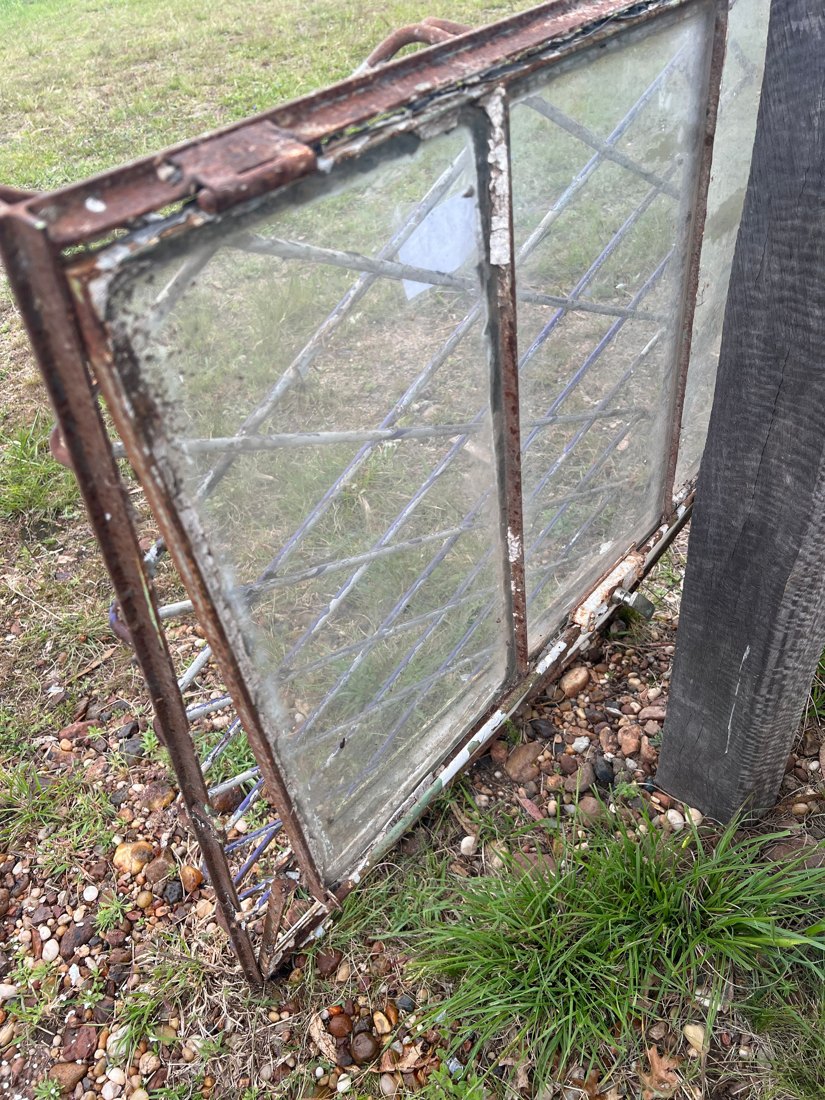 Lote 80: VENTANA CON VIDRIO Y REJAS