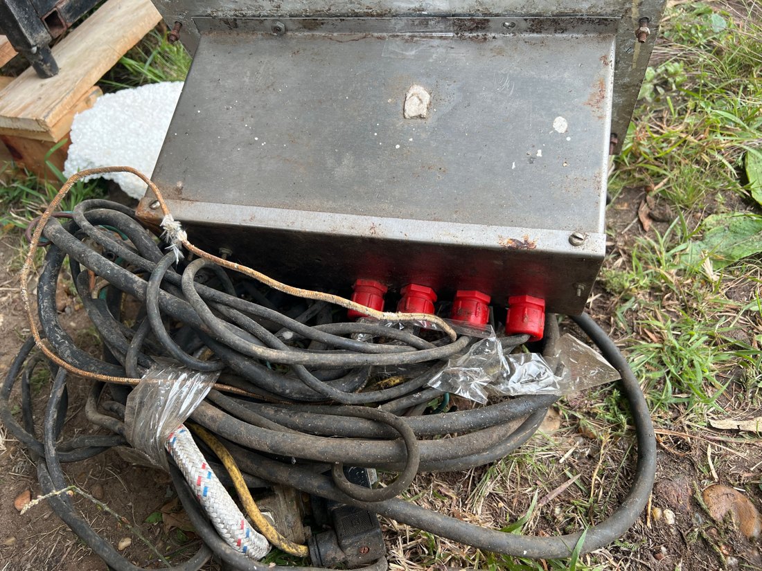 Lote 87: SENSORES TERMICOS Y DE HUMEDAD CON COMANDO Y CONTROLADORES DIGITALES