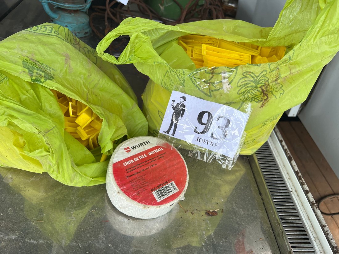 Lote 93: SEPARADORES DE CERAMICA Y CINTA PARA YESO