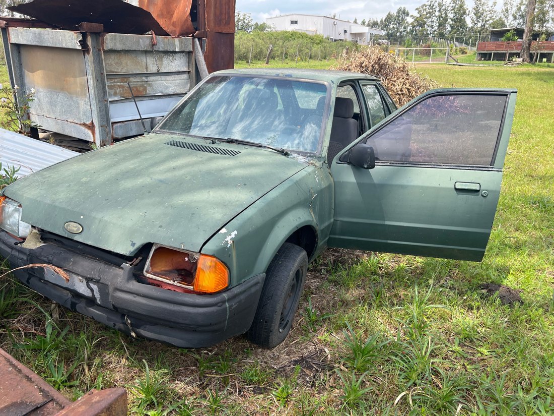 Lote 117: AUTO FORD ESCORT PARA REPUESTOS SIN MOTOR NI CAJA